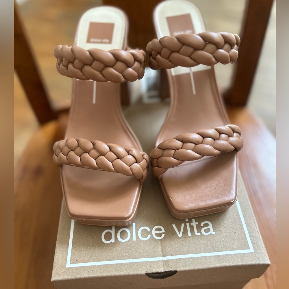 Never worn! DOLCE VITA ASHBY SANDAL in CARAMEL STELLA size 10